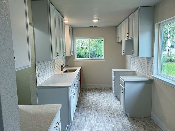 3rd image of 1126 Larkspur Dr