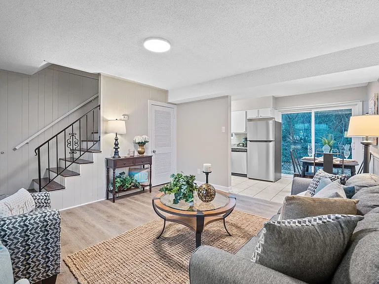 Silver Birch Apartments — Photo 2