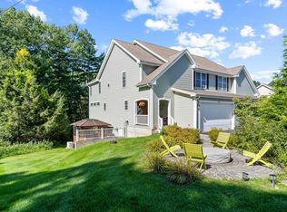 10 Blossom Ln, Stratham, NH 03885
