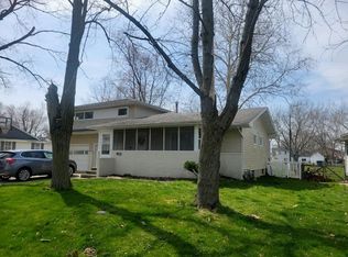 902 S Longview Rd, Monticello, IL 61856