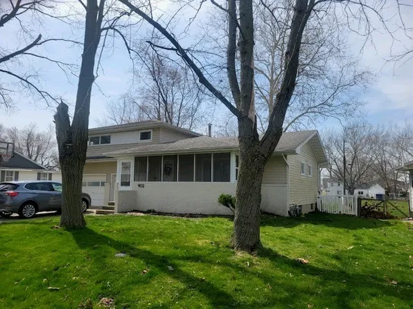 902 S Longview Rd, Monticello, IL 61856