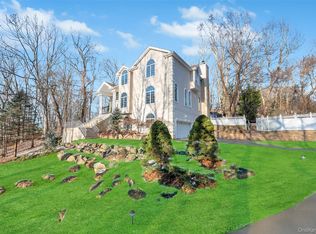 141 Shore Rd, Mount Sinai, NY 11766