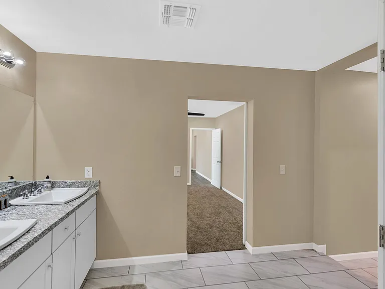 2217 E Silver St — Photo 27