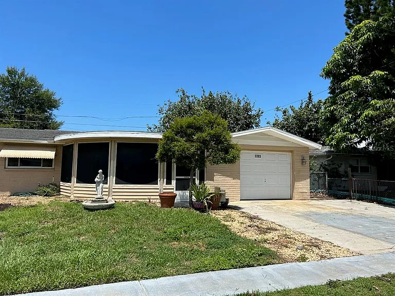 2203 Maureen Dr — Photo 1