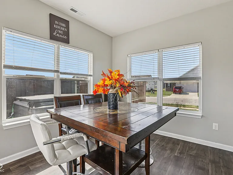 6673 Laurelwood Dr — Photo 12