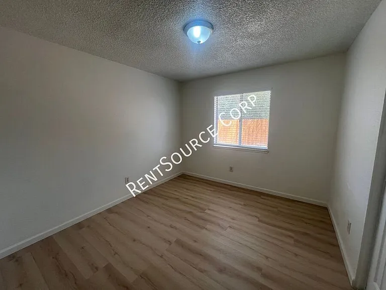 841 Chateau Way — Photo 13