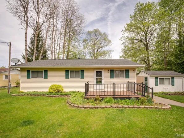 6240 Lakeshore Rd N, Palms, MI 48465