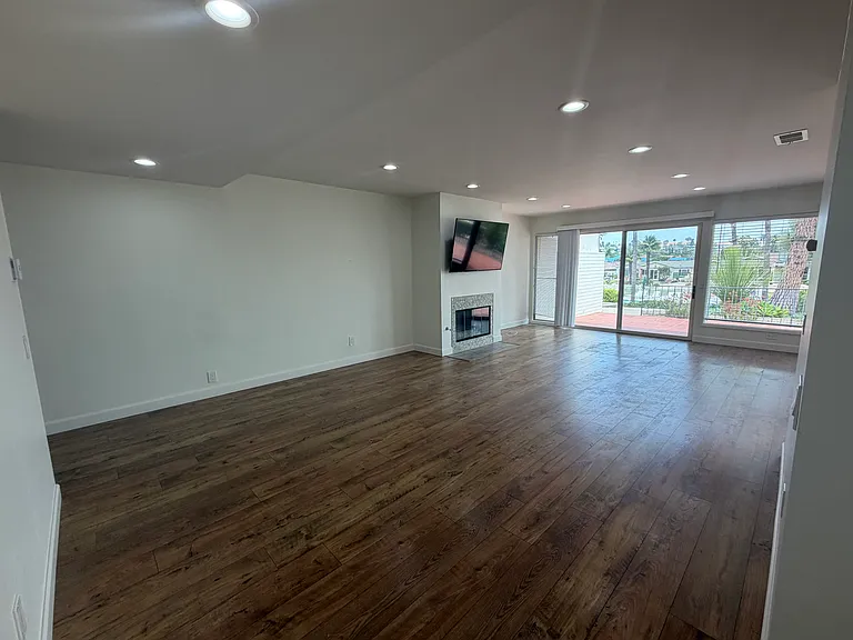 1424 La Linda Dr — Photo 2