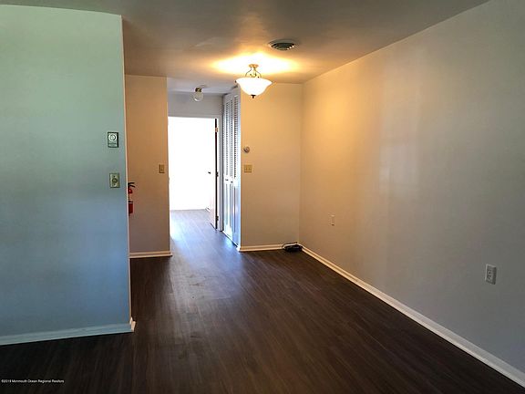 5th image of 873B Balmoral Ct