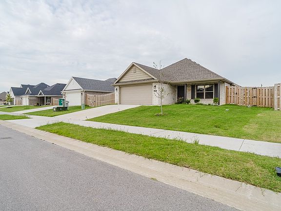 3rd image of 450 Willow Dr