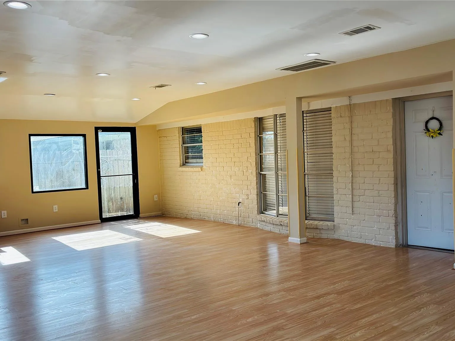 3 bed, 2.0 bath, 2230 sqft, $2,000 — Photo 2