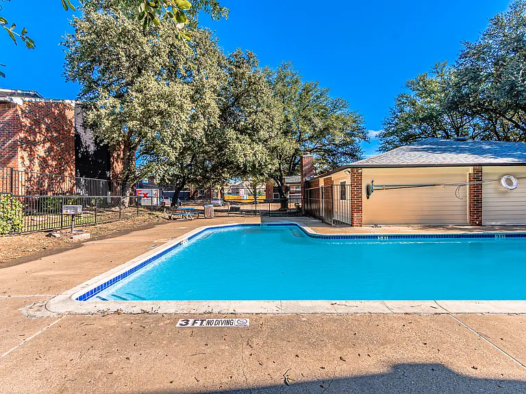 Thorn Manor Apartments — Photo 4