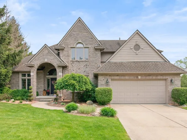 1391 Amberwood Dr, Wixom, MI 48393