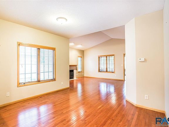 4th image of 755 E Greenbrier Pl