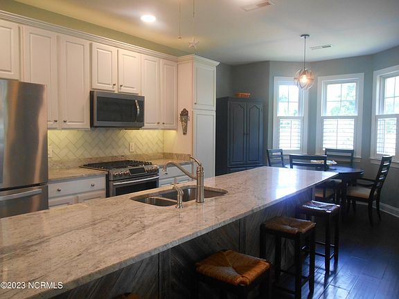 3rd image of 5065 Glen Cove Drive