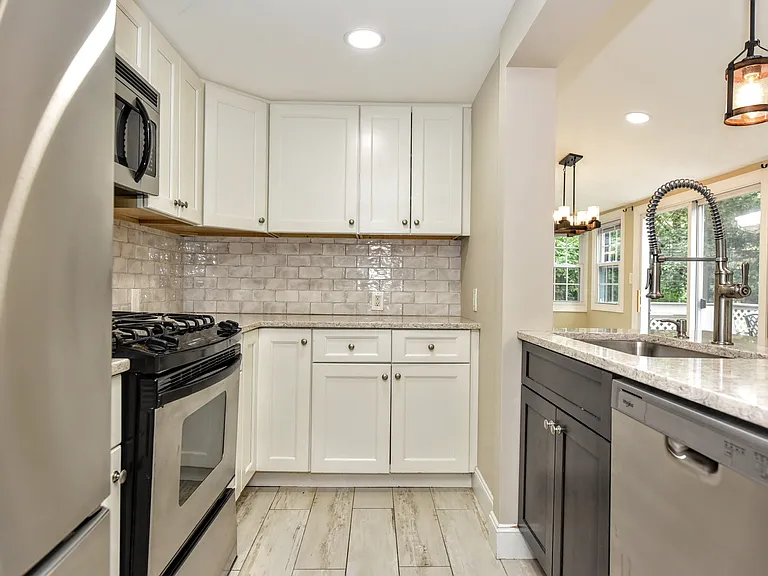 6 Standish Ln — Photo 14