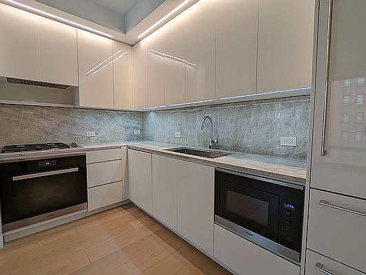 4th image of 15 W 61st St #12D