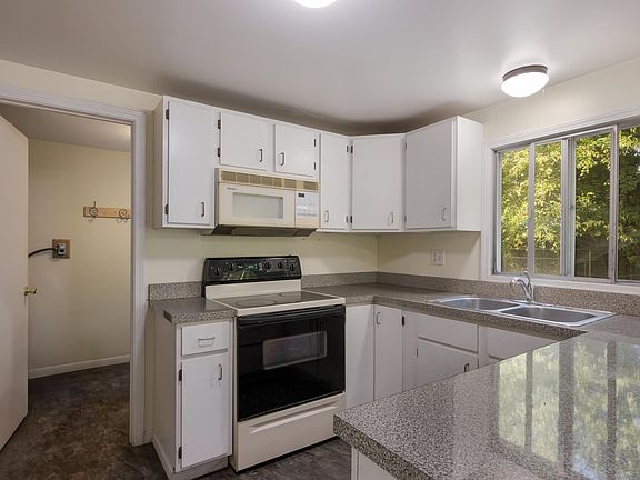 5th image of 537 Cherry Grove Ln