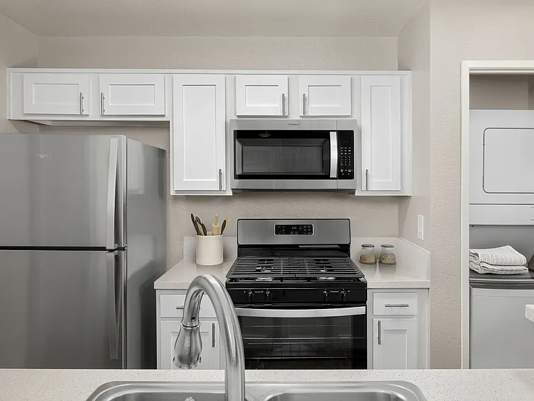 Green Valley Apartments — Photo 7
