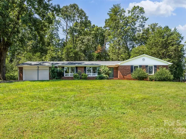 101 Woodsway Ln, Morganton, NC 28655