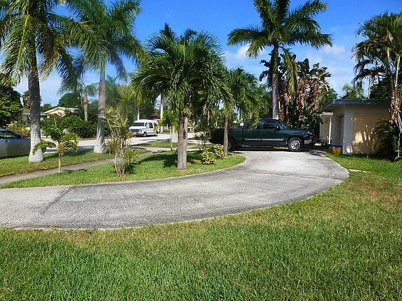 2nd image of 224 E Ilex Dr