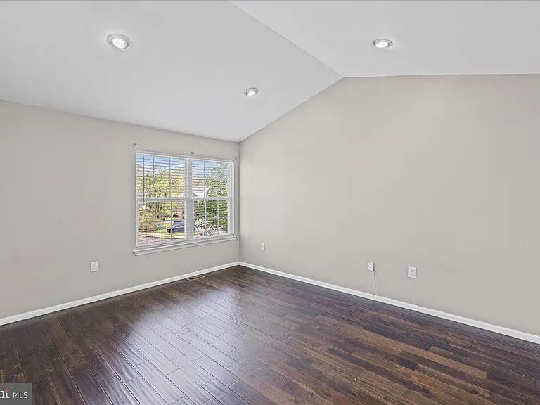 302 Wellington Park Dr — Photo 17