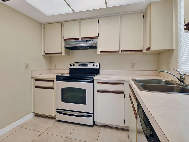 1620 SE Green Acres Cir #N103 — Photo 9