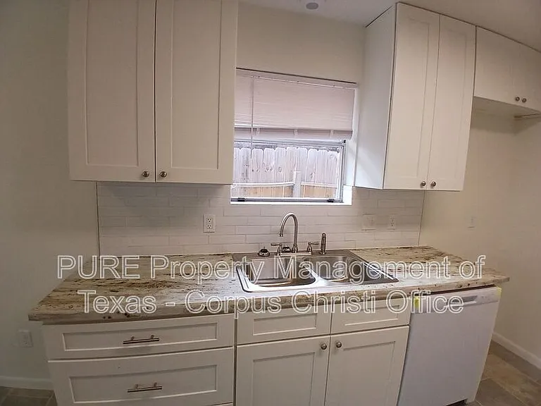 2725 Allencrest Dr — Photo 10