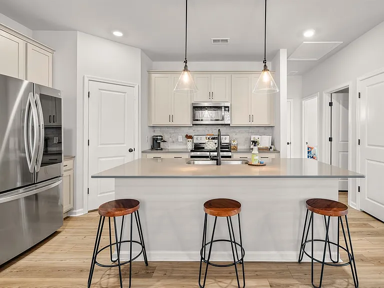 565 Abigail St — Photo 13