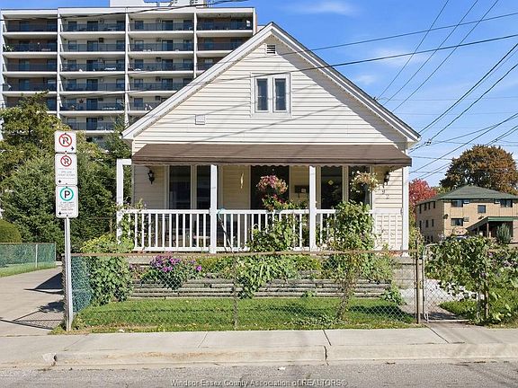 5th image of 939 Riverside Dr W
