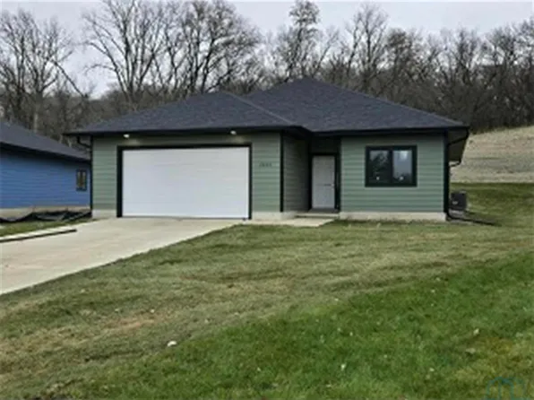 2404 Hinrich Ct, Sioux City, IA 51103