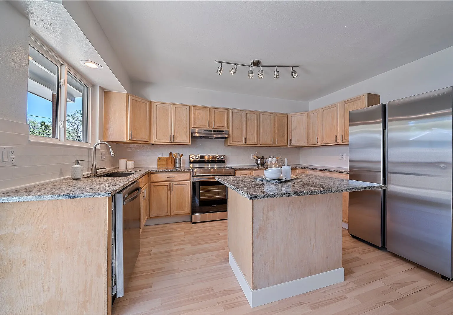 2 bed, 1600 sqft, $1,650 — Photo 4