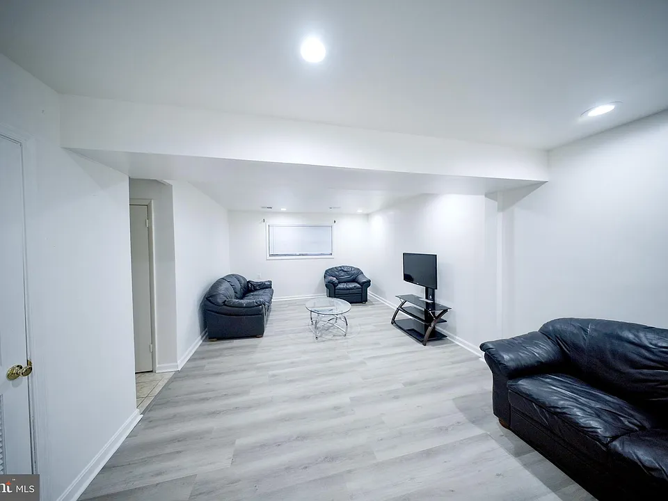 3308 Heidi Ln