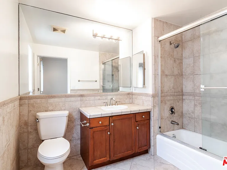 2335 S Bentley Ave #104 — Photo 33
