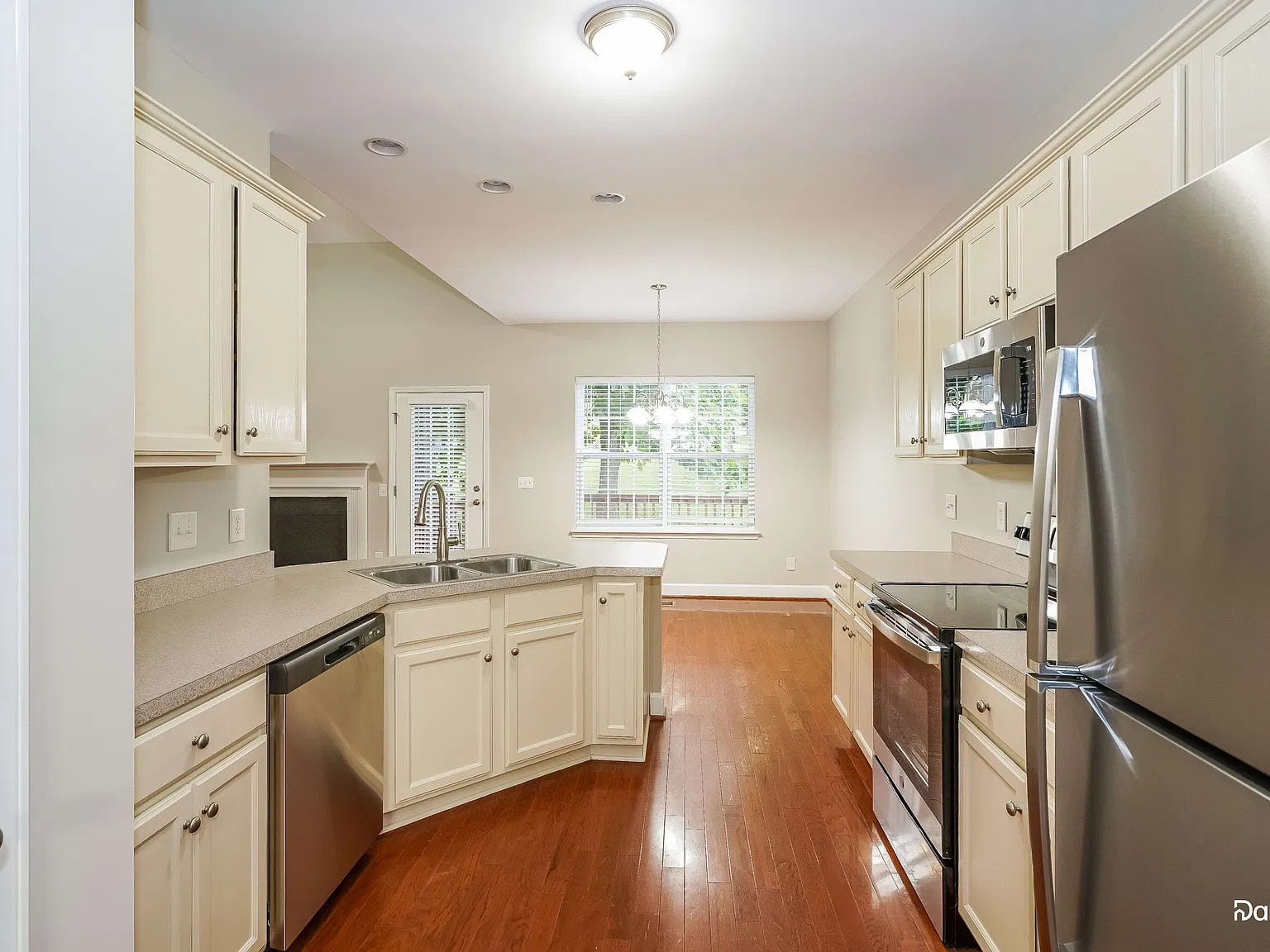 3 bed, 2.5 bath, 2090 sqft, $2,310 — Photo 2