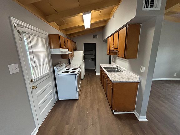 3rd image of 214 Rugby Rd