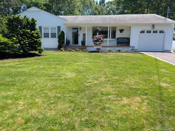 362 Easton Street, Ronkonkoma, NY 11779