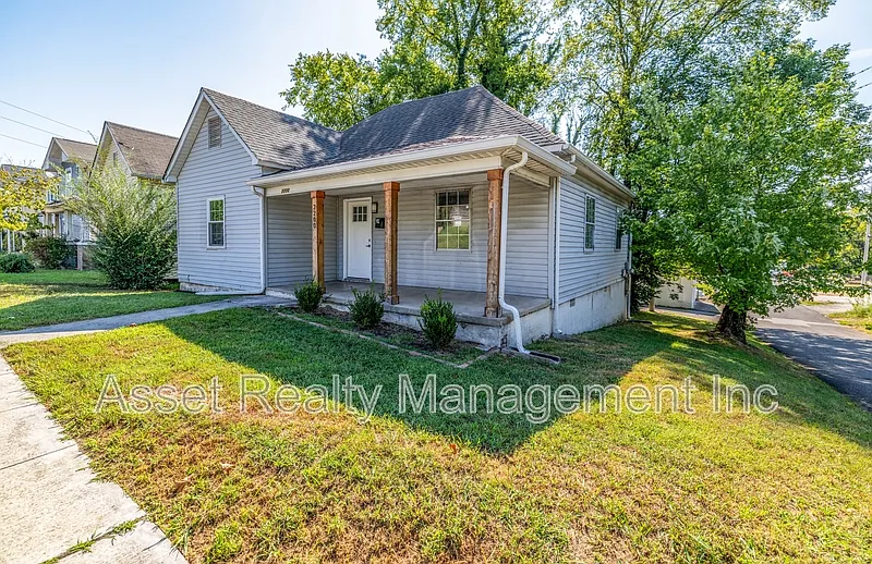 3 bed, 1.0 bath, 1022 sqft, $1,645 — Photo 2