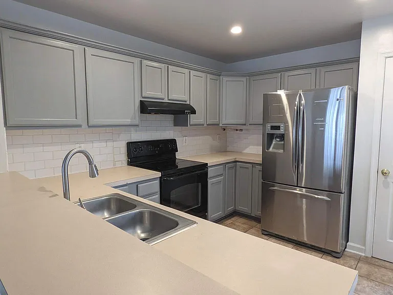 829 Gallows Ct — Photo 3