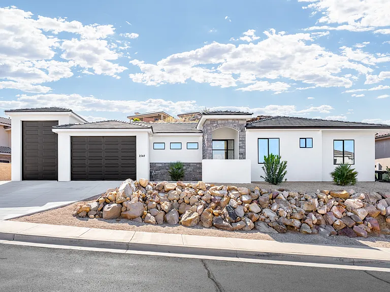 RV Garage and side parking not included in rent