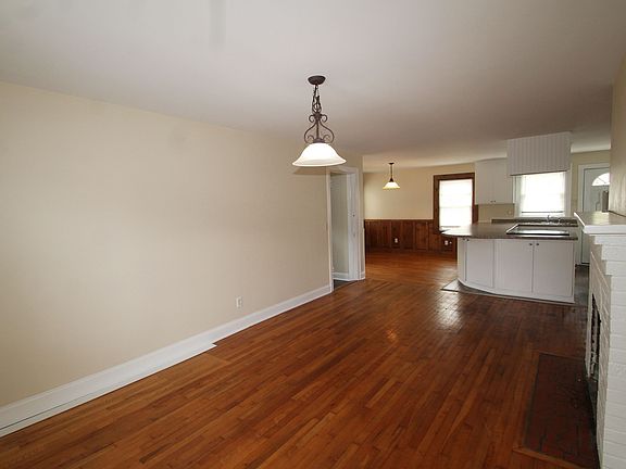 3rd image of 2219 E 39th St