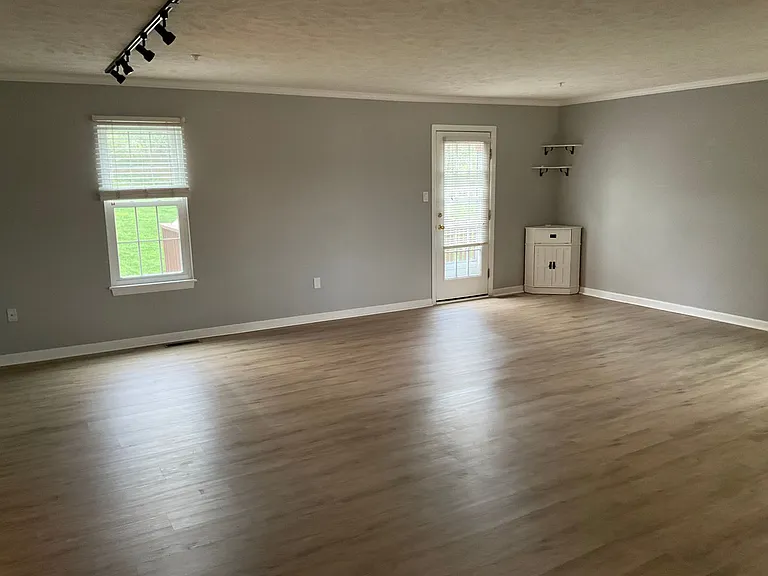 1049 Royal Dr — Photo 13