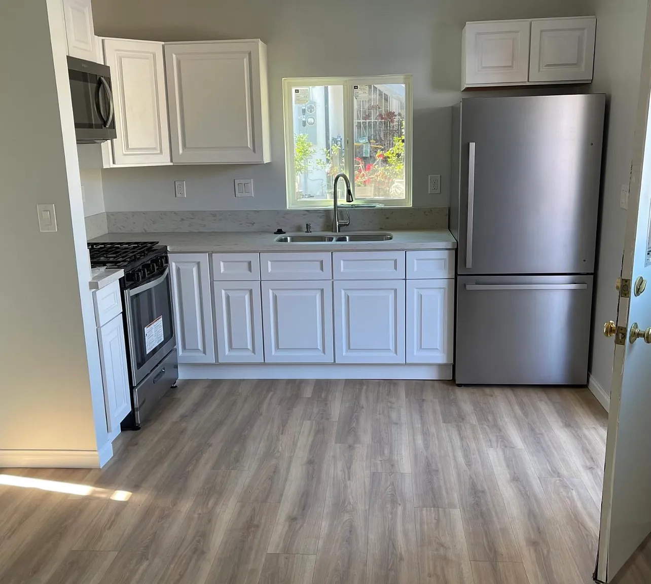 10402 Woodman Ave — Photo 1