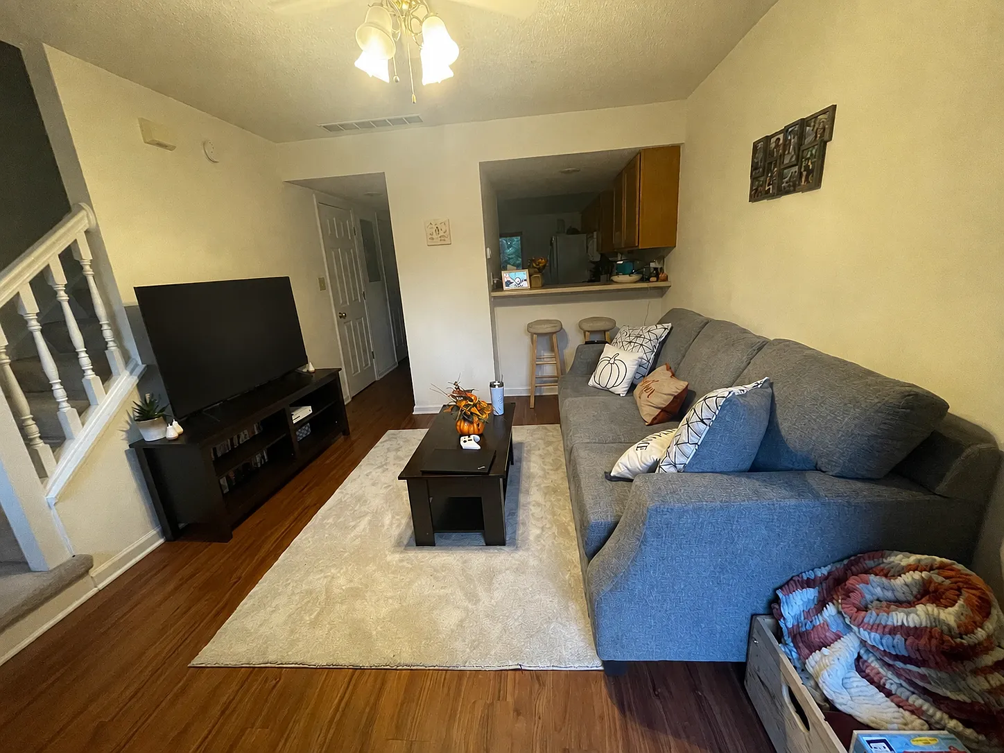 2 bed, 1.5 bath, 930 sqft, $1,300 — Photo 3