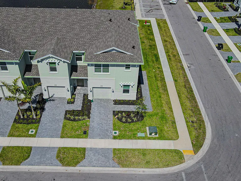 503 SE Rivergrass St — Photo 45