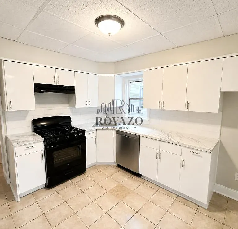 4 bed, 900 sqft, $2,550 — Photo 1