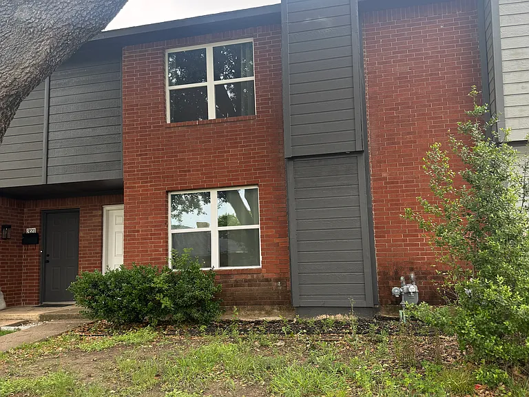 323 Towne House Ln — Photo 1