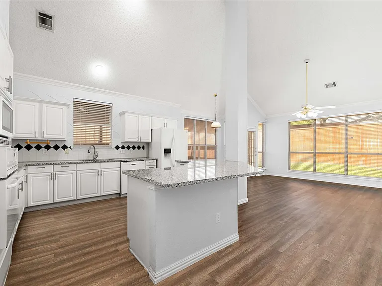2324 Dyers Oak Dr — Photo 5