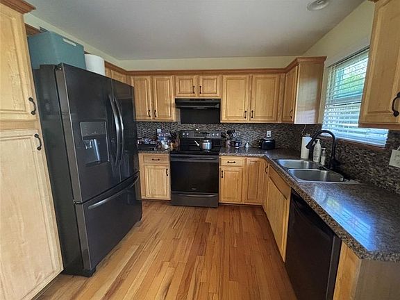 4th image of 420 Rees St