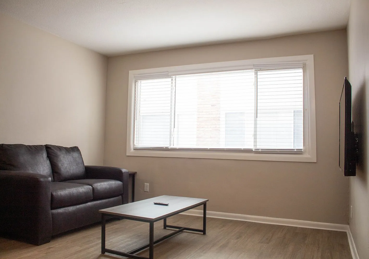 108 E Healey — Photo 4